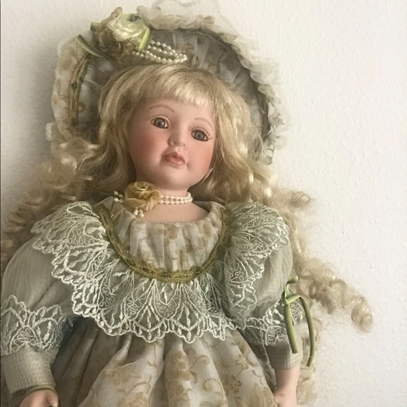 Porcelain doll - Picture 1 of 4